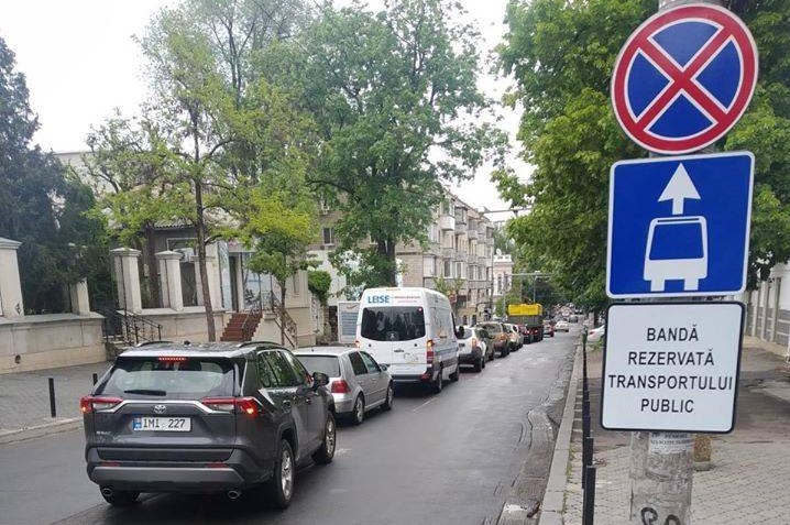 Piloni și benzi destinate transportului de rută - noi măsuri pentru ameliorarea traficului în Chișinău Image